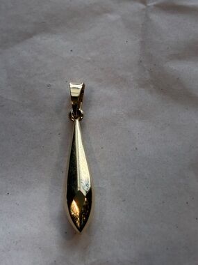 14K Gold Teardrop Pendant Long Drop Charm. .50 grams